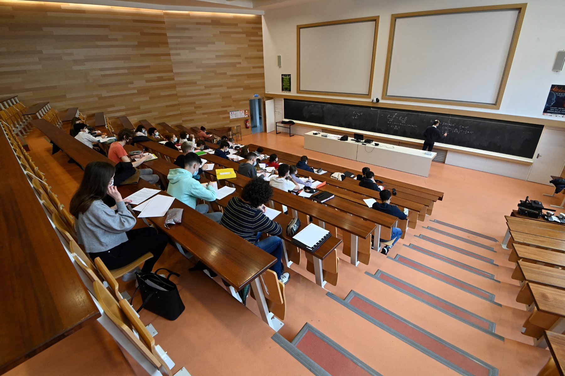 Plus les salariés ont étudié, plus la productivité de l'entreprise croît, selon l'Insee