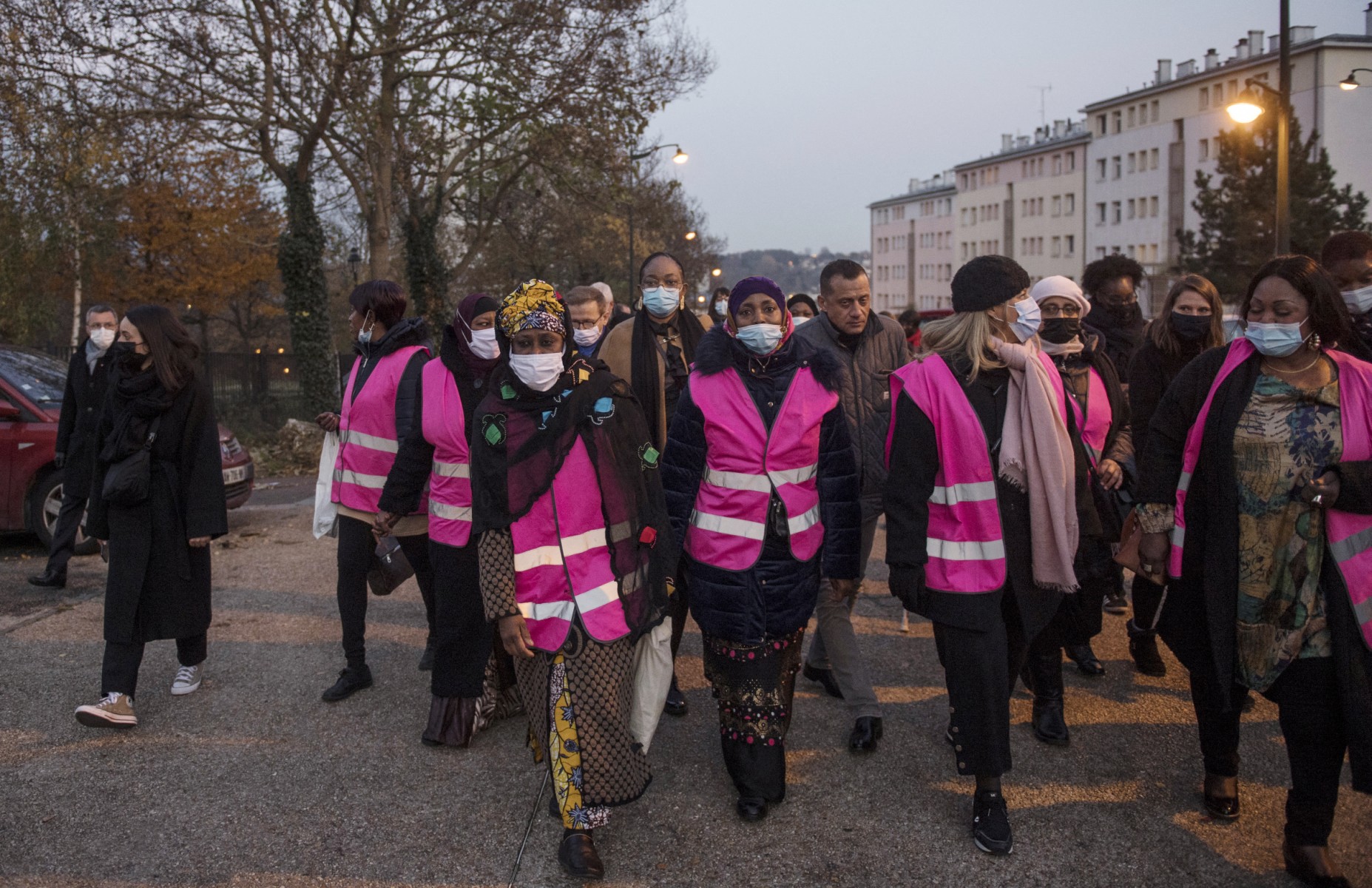 Des membres du collectif des "Gilets roses", un groupe de mères qui luttent contre la délinquance dans les quartiers, marchent lors d'une maraude dans le quartier des Tarterets, à Corbeil-Essonne, en banlieue parisienne, le 24 novembre 2021. (Photo Julien De Rosa AFP)