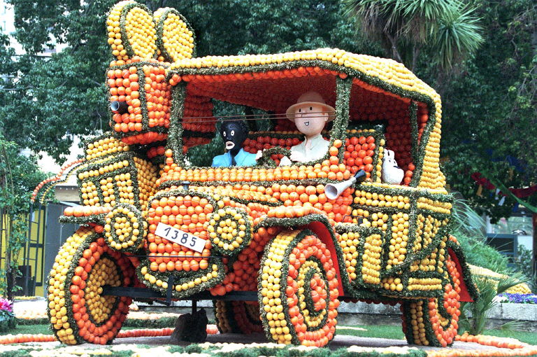 Une scène, tirée de l'album de bandes-dessinées "Tintin au Congo" et réalisée à partir de milliers d'oranges et de citrons, est présentée, le 14 février 1998 à Menton, lors de la traditionnelle fête du citron, dont le thème, cette année-là, était le célèbre personnage du dessinateur belge Hergé. (Photo Patrick Hertzog AFP)