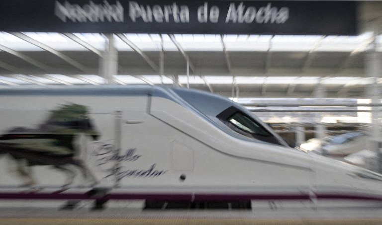 Un train à grande vitesse Talgo 350 (AVE : "Alta Velocidad Espanola") est vu à la gare d'Atocha de Madrid le 15 décembre 2010 avant l'inauguration de la voie du train à grande vitesse espagnol reliant Madrid à Albacete, dans l'est de l'Espagne. (Photo Dominique Faget AFP)