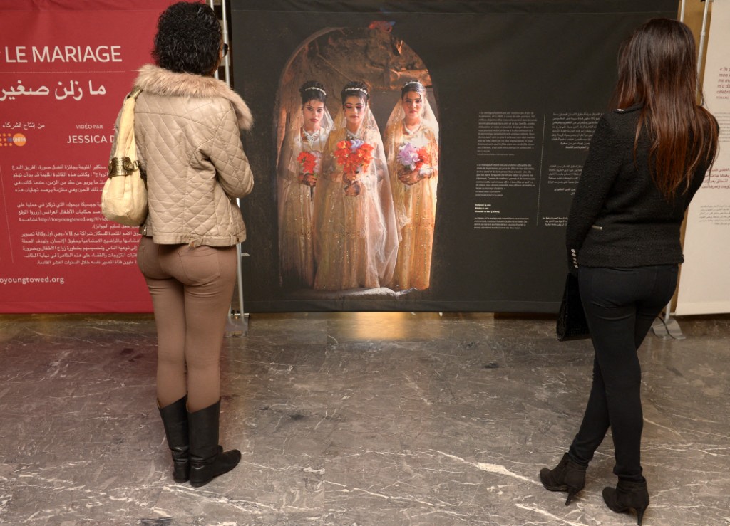 Des femmes marocaines regardent des photographies de mariées mineures lors d'une exposition de Stephanie Sinclair au théâtre Mohammed V à Rabat, le 4 décembre 2013. AFP (Photo Fadel Senna AFP)