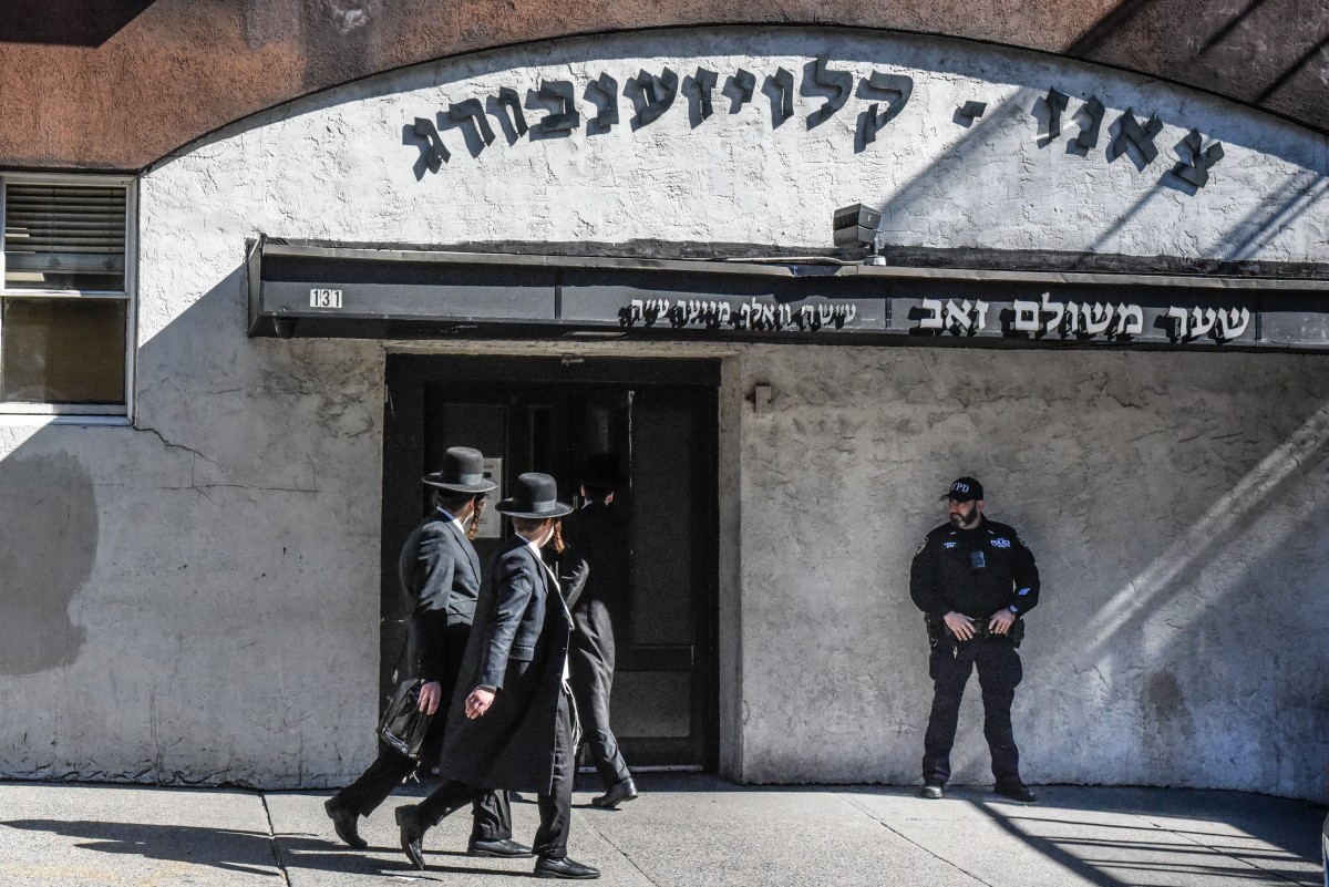 Un homme tire à l'extérieur de la synagogue de la capitale de l'Etat de New York
