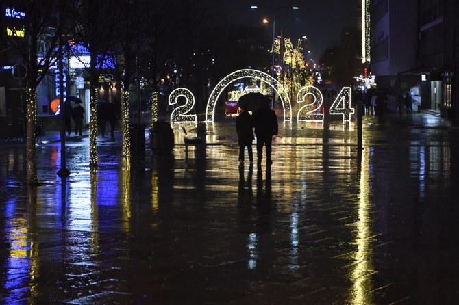 Vue de nuit dans le centre-ville de Pristina, au Kosovo, avant les célébrations du Nouvel An 2024. (AFP)