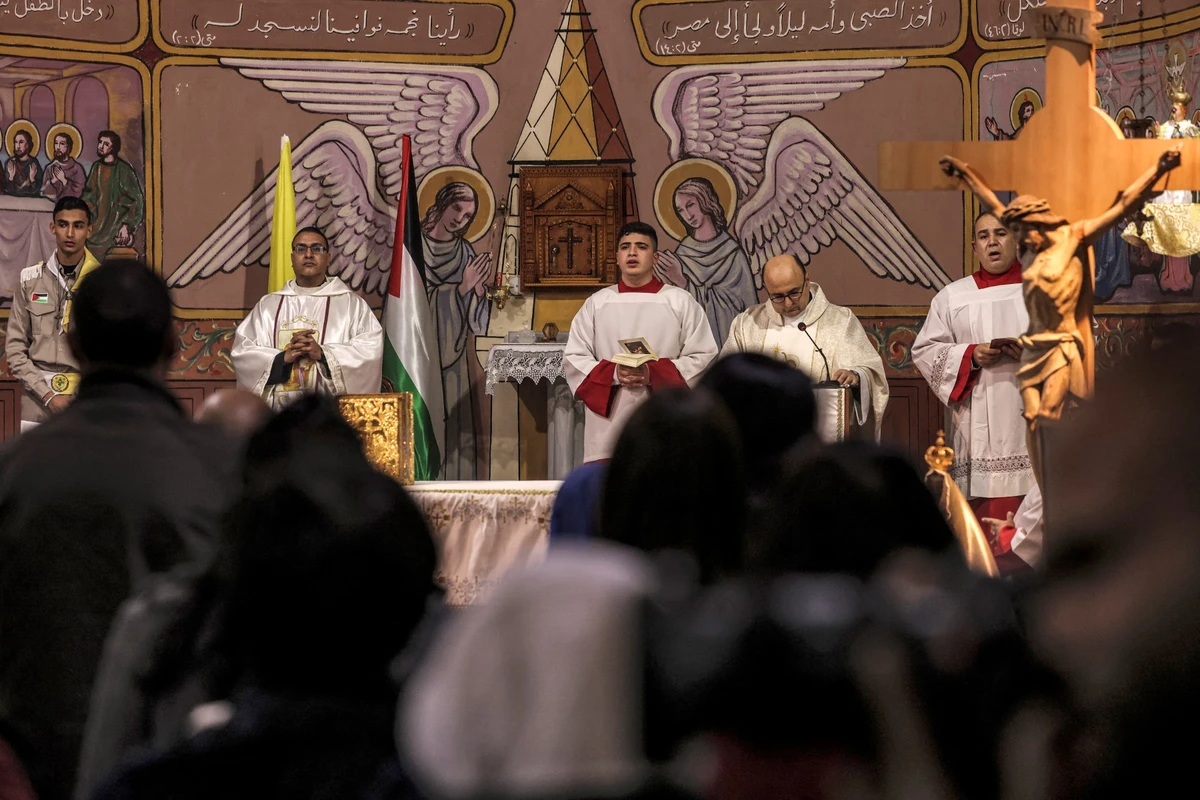 Des diacres chantent pendant le service de la veille de Noël à l'église catholique romaine de la Sainte Famille dans la ville de Gaza, le 24 décembre 2022. (Photo Mahmud Hams AFP)