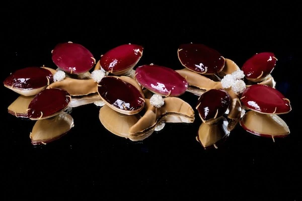 Cette photographie prise le 6 décembre 2023 à Paris montre une bûche de Noël créée par le chef pâtissier du Park Hyatt Paris-Vendome, Narae Kim. (Photo Julien De Rosa AFP)