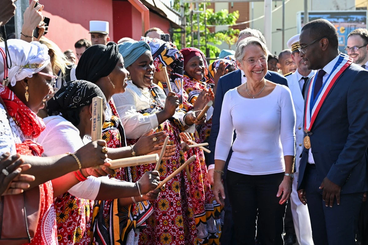 A Mayotte, Borne promet plus de moyens pour contrer l'insécurité