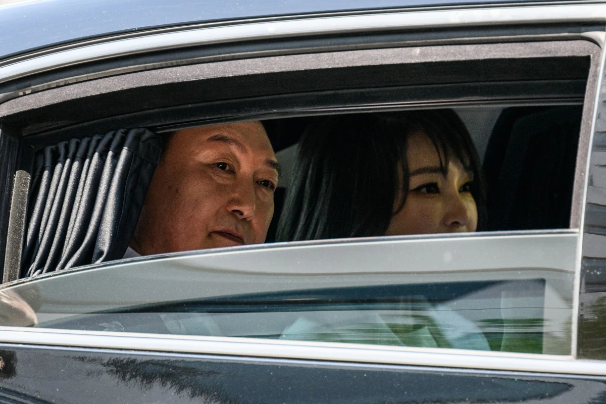 Le président sud-coréen Yoon Suk-yeol avec son épouse Kim Keon Hee, après sa cérémonie d'investiture devant l'Assemblée nationale à Séoul, le 10 mai 2022. Le président sud-coréen Yoon Suk Yeol se rendra aux Pays-Bas le 11 décembre 2023 pour un voyage axé sur le renforcement de la coopération cruciale en matière de semi-conducteurs entre les deux puissances mondiales dans le domaine des puces. (Photo Anthony Wallace AFP)
