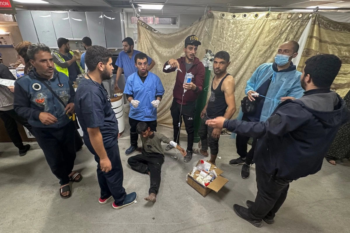 Des médecins soignent un jeune blessé à l'hôpital Al-Shifa de Gaza le 10 décembre 2023, alors que les combats se poursuivent entre Israël et le groupe militant Hamas dans le territoire palestinien. (Photo de l'AFP)
