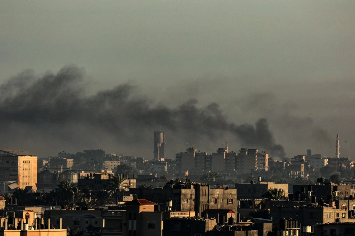 Une photo prise à Rafah montre de la fumée s'élevant au-dessus de Khan Yunis dans le sud de la bande de Gaza lors d'une frappe israélienne tôt le 10 décembre 2023, au milieu de batailles continues entre Israël et le mouvement palestinien Hamas. (Photo de Said Khatib AFP)