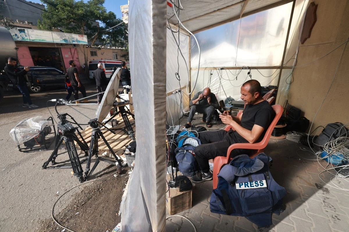 Journalistes et humanitaires, des cibles… collatérales