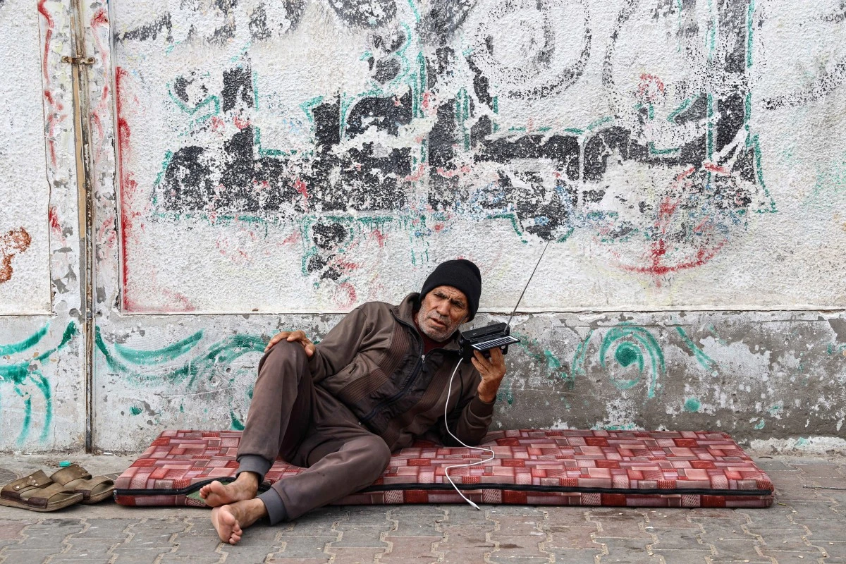 A Gaza en guerre, les postes de radio tombent pile