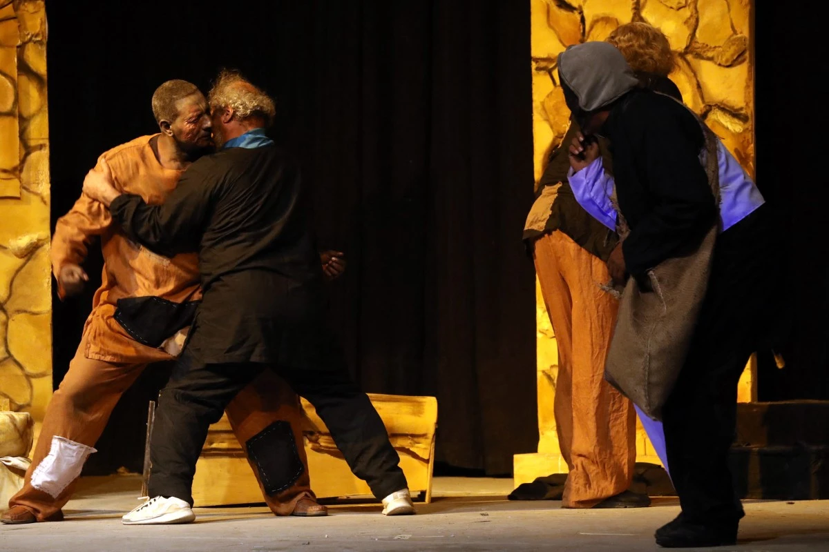 Des acteurs jouent une scène lors de la 12e édition du festival du théâtre national à Tripoli, le 20 décembre 2023. (Photo par Mahmud Turkia AFP)