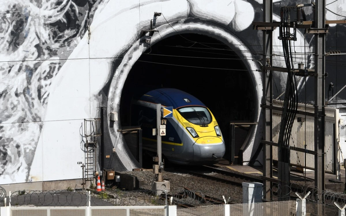 Un train de passagers Eurostar sort du tunnel sous la Manche, exploité par EuroTunnel, à Coquelles, dans le nord de la France, le 4 juillet 2019, sur lequel une fresque de l'artiste franco-britannique YZ a été réalisée pour célébrer le 25e anniversaire d'Eurotunnel. (Photo Denis Charlet AFP)