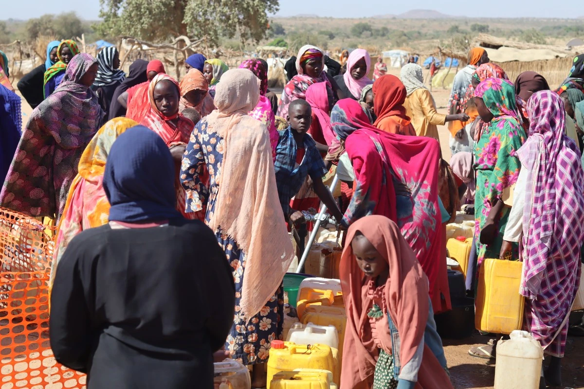 Des réfugiés fuyant le conflit au Soudan font la queue avec leurs jerrycans pour aller chercher de l'eau potable au point de distribution de Médecins sans frontières (MSF) au camp de réfugiés d'Ourang à Adre, le 7 décembre 2023.(Photo par Denis Sassou Gueipeur / AFP)