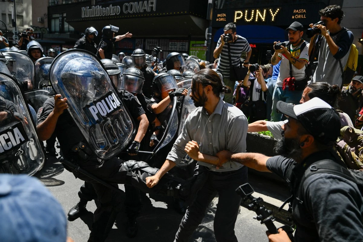 Argentine: Recours et manifestation contre le «méga-décret» dérégulateur Milei