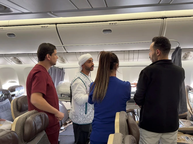 Le vol d’Etihad Airways se transforme en «hôpital volant» pour les patients gazaouis transportés par avion d’Al-Arish en Égypte à Abu Dhabi pour recevoir des soins supplémentaires. (Photo AN/Mohammed Fawzy)