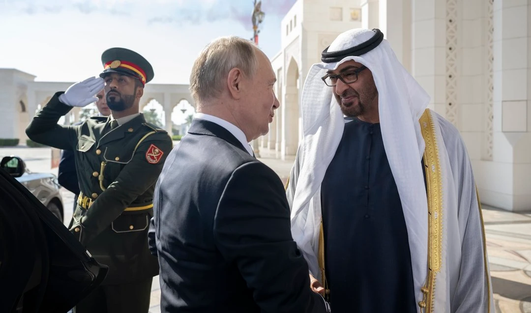 Vladimir Poutine rencontre le président des EAU à Abu Dhabi, lors d'une visite au Moyen-Orient