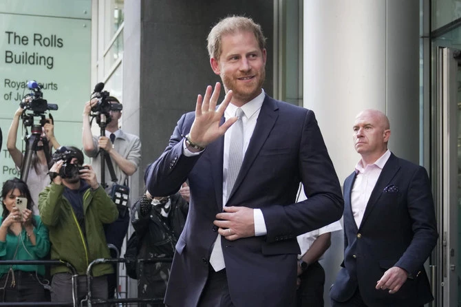 Le prince Harry fait condamner un tabloïd pour piratage de boîtes vocales