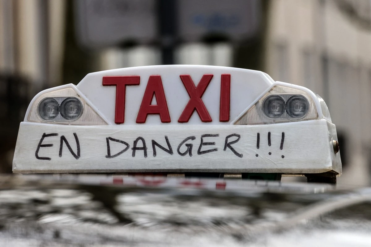 Des milliers de taxis défilent contre le covoiturage sanitaire