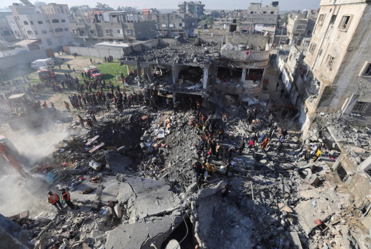 Des bombes israéliennes touchent des maisons à Rafah, au moins 20 morts