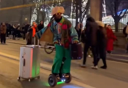 Femi The Scorpion, le transporteur de bonheur dans les rues de Paris