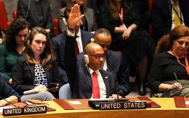 Le diplomate américain Robert A. Wood lève la main lors d'une réunion du Conseil de sécurité de l'ONU sur Gaza, à New York. (Reuters)
