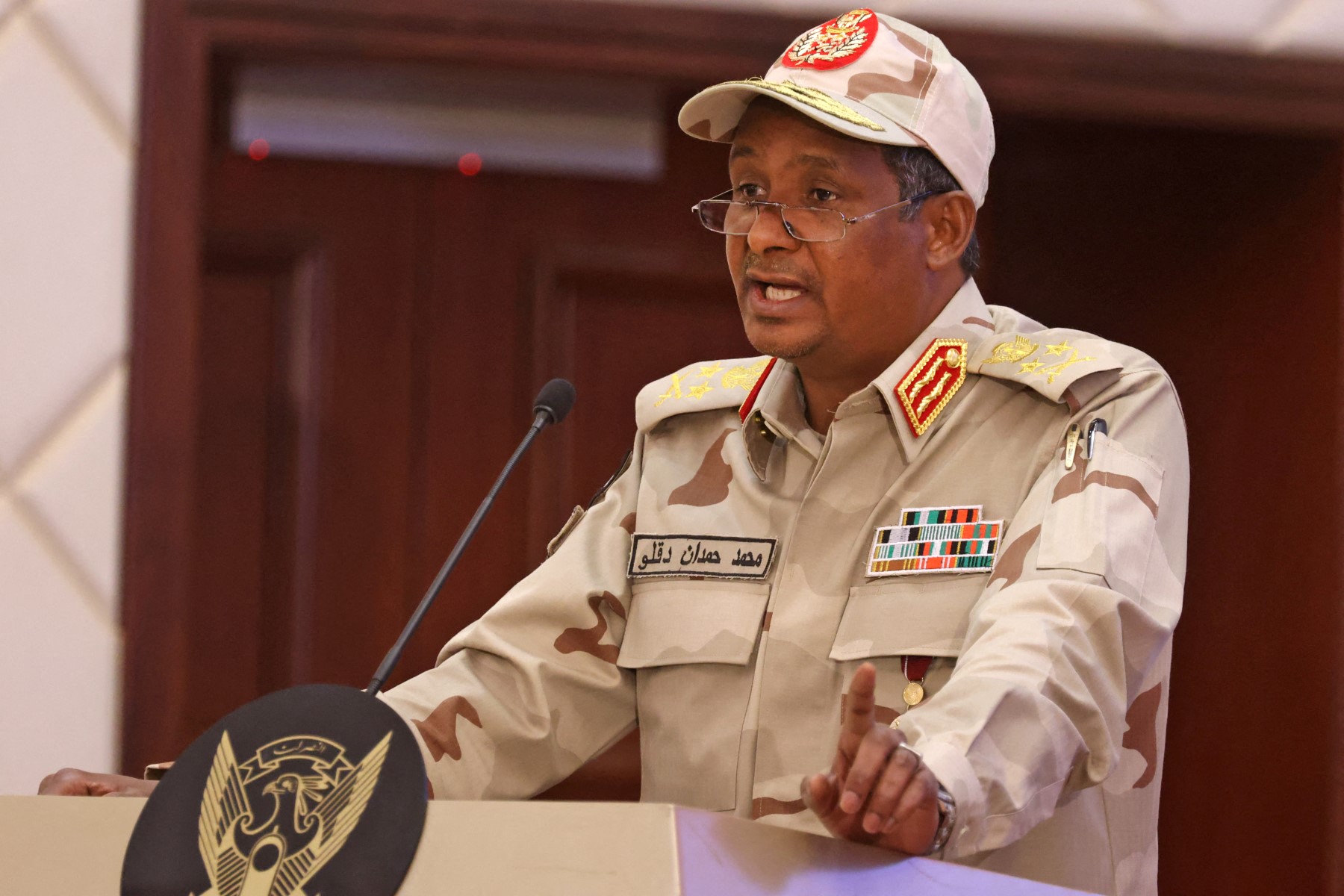 Le commandant paramilitaire soudanais Mohamed Hamdan Daglo s'exprime après la signature d'un accord initial visant à mettre fin à une crise profonde causée par le coup d'État militaire de l'année dernière, dans la capitale Khartoum, le 5 décembre 2022. (Photo Ashraf Shazly AFP)