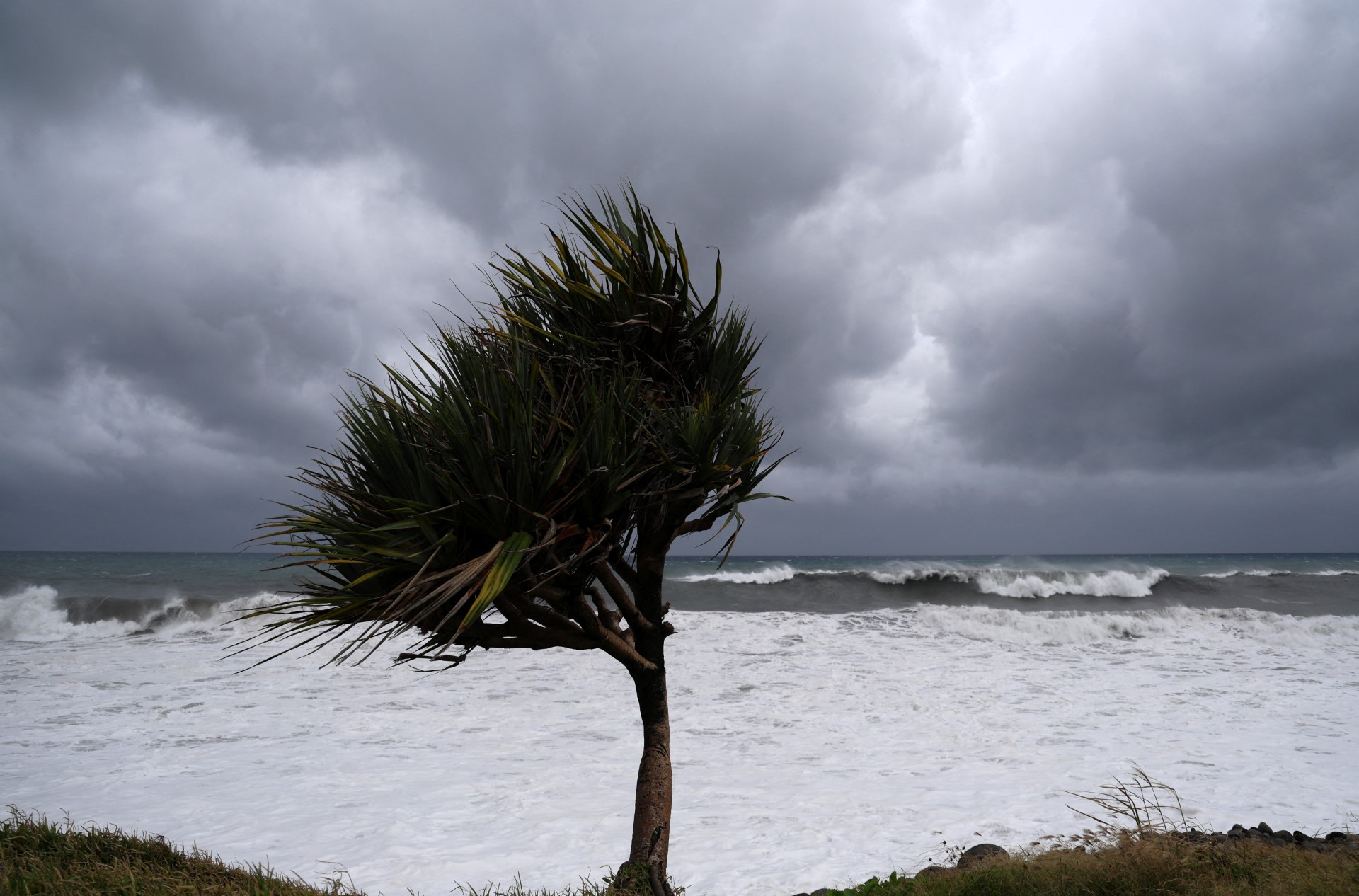 Le cyclone Belal s'éloigne de La Réunion, premiers dégâts à l'île Maurice