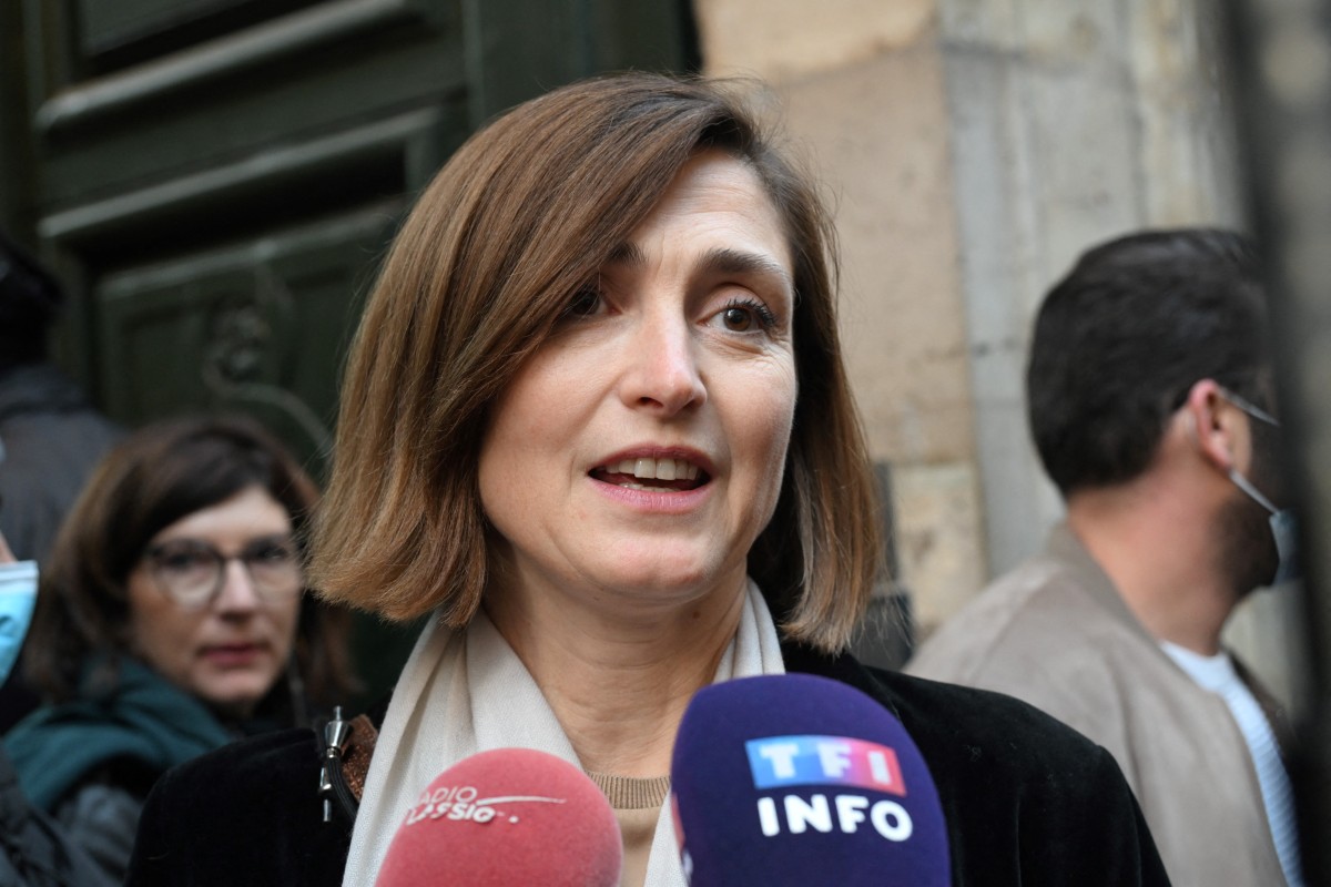 France: 200 personnalités appellent à manifester contre la loi immigration