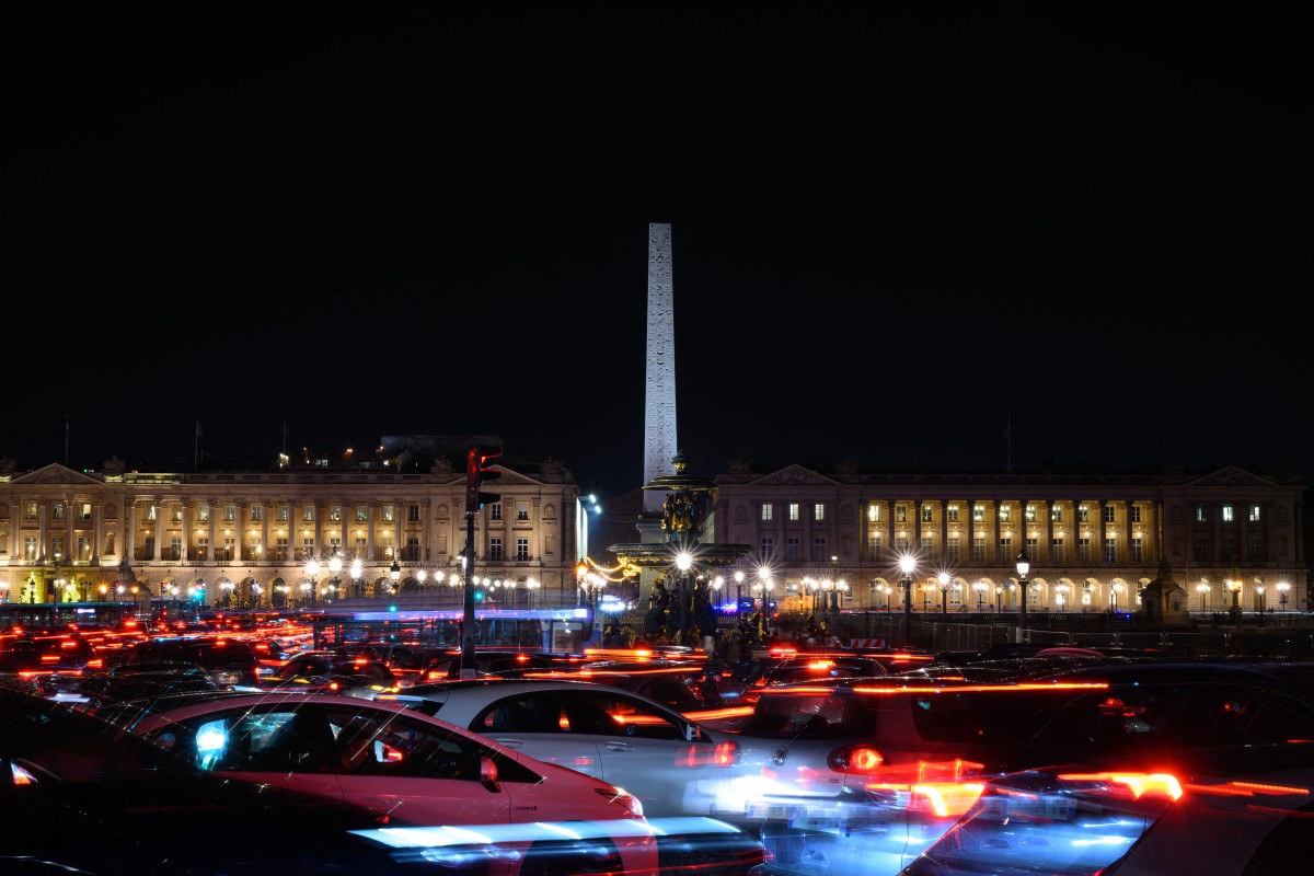Cette photo longue exposition prise le 2 décembre 2023 montre une circulation dense près de l'obélisque de Louxor sur la place de la Concorde dans le centre de Paris. (Photo Miguel Medina AFP)
