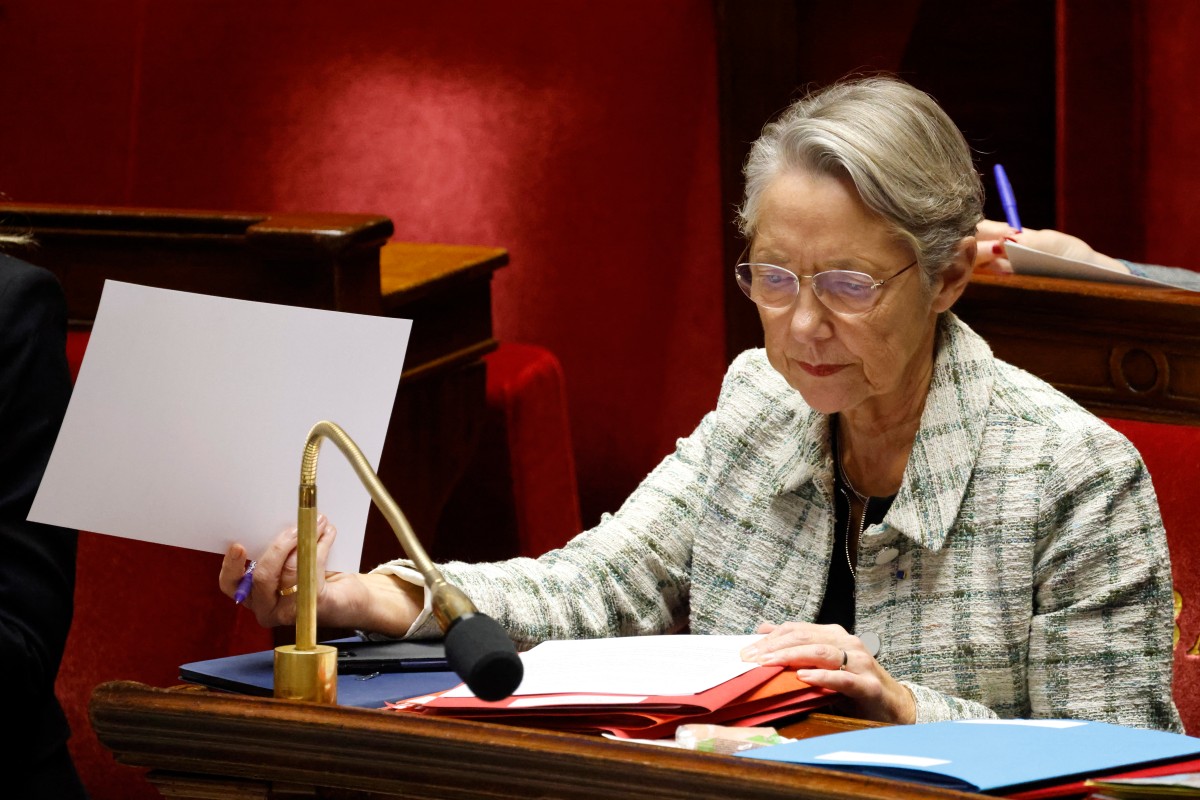 La popularité de Borne en baisse, deux tiers des Français demandent son départ, selon des sondages