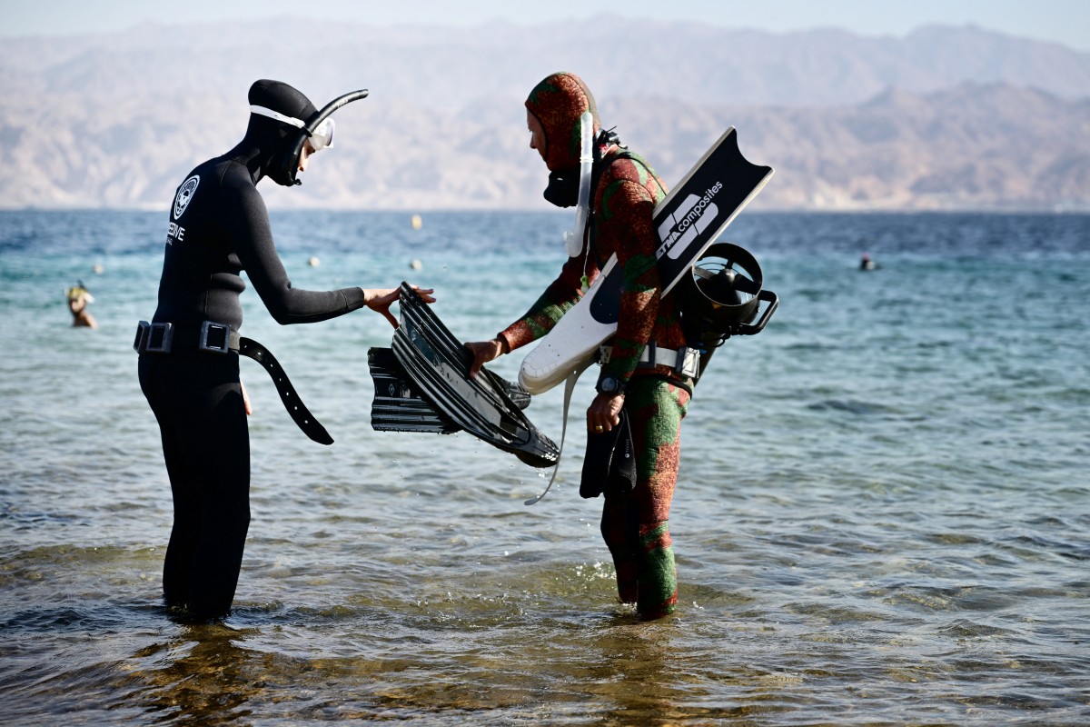 Des rescapés de l'attaque du Hamas plongent pour sortir la tête de l'eau