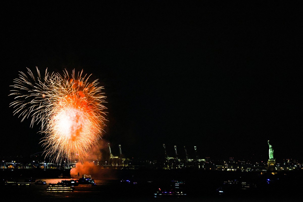 Le monde entre en 2024, avec des feux d'artifices mais aussi des bombes