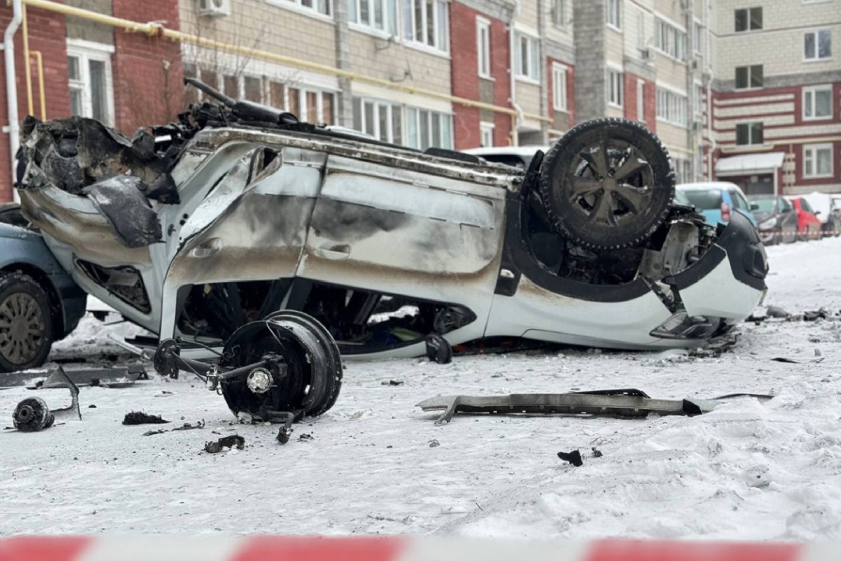 Cette photo publiée sur le compte Telegram officiel du gouverneur de la région de Belgorod, Vyacheslav Gladkov, le 5 janvier 2024, montre une voiture détruite à la suite d'un tir de missile à Belgorod. Photo fournie Telegram @vvgladkov AFP)