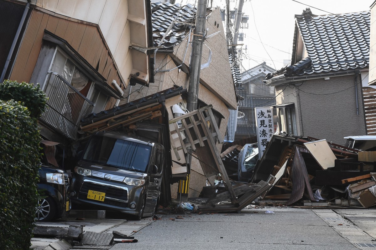 Cette photo montre une route bloquée par des maisons effondrées à Wajima, dans la préfecture d'Ishikawa, le 6 janvier 2024, après le séisme de magnitude 7,5 qui a frappé la région de Noto le jour de l'an. (Photo de Toshifumi Kitamura AFP)