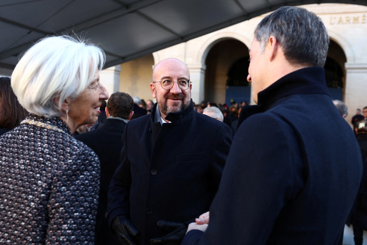 Christine Lagarde (à gauche), chef de la Banque centrale européenne (BCE), s'entretient avec Charles Michel (au centre), président du Conseil européen, et Alexander De Croo, Premier ministre belge, lors de la cérémonie d'hommage national à Jacques Delors, ministre français et président de la Commission européenne, à l'Hôtel des Invalides à Paris, le 5 janvier 2024. (Photo Stephanie Lecocq POOL /AFP)