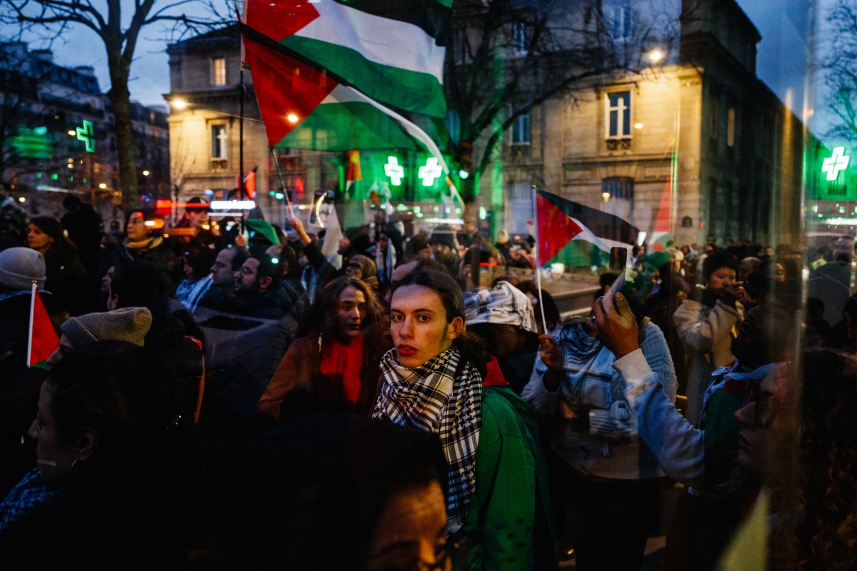 Des personnes agitent des drapeaux palestiniens en soutien au peuple palestinien, appelant à un cessez-le-feu dans la guerre entre Israël et le Hamas dans la bande de Gaza, lors d'un rassemblement à Paris le 6 janvier 2024. (Photo par Dimitar Dilkoff AFP)