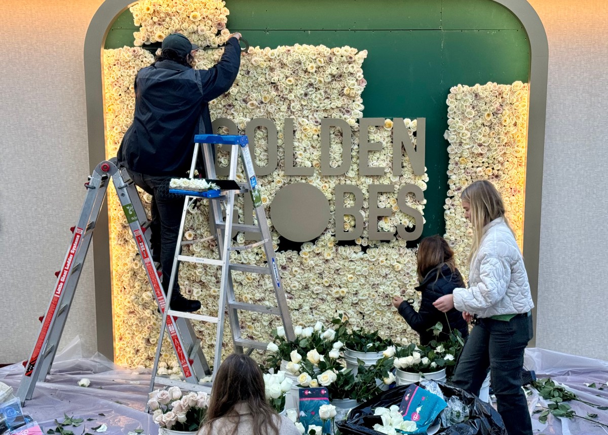 Le 6 janvier 2024, les préparatifs sont en cours pour la 81e édition des Golden Globe Awards prévue le 7 janvier à Los Angeles, en Californie. (Photo par Daniel Slim AFP)