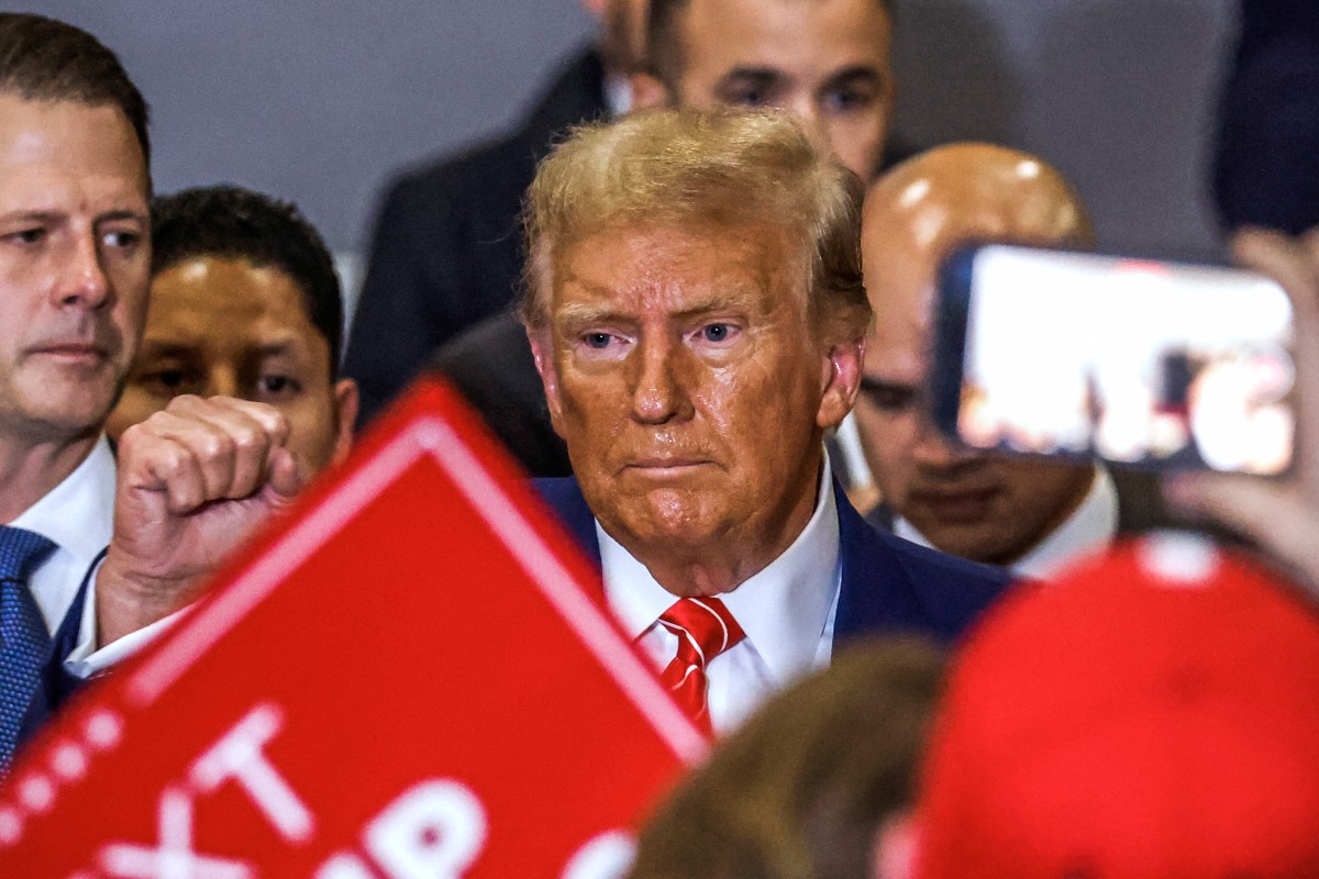L'ancien président américain et candidat républicain à l'élection présidentielle Donald Trump quitte les lieux après avoir pris la parole lors d'un rassemblement "Commit to Caucus" à Clinton, dans l'Iowa, le 6 janvier 2024. (Photo par Tannen Maury AFP)