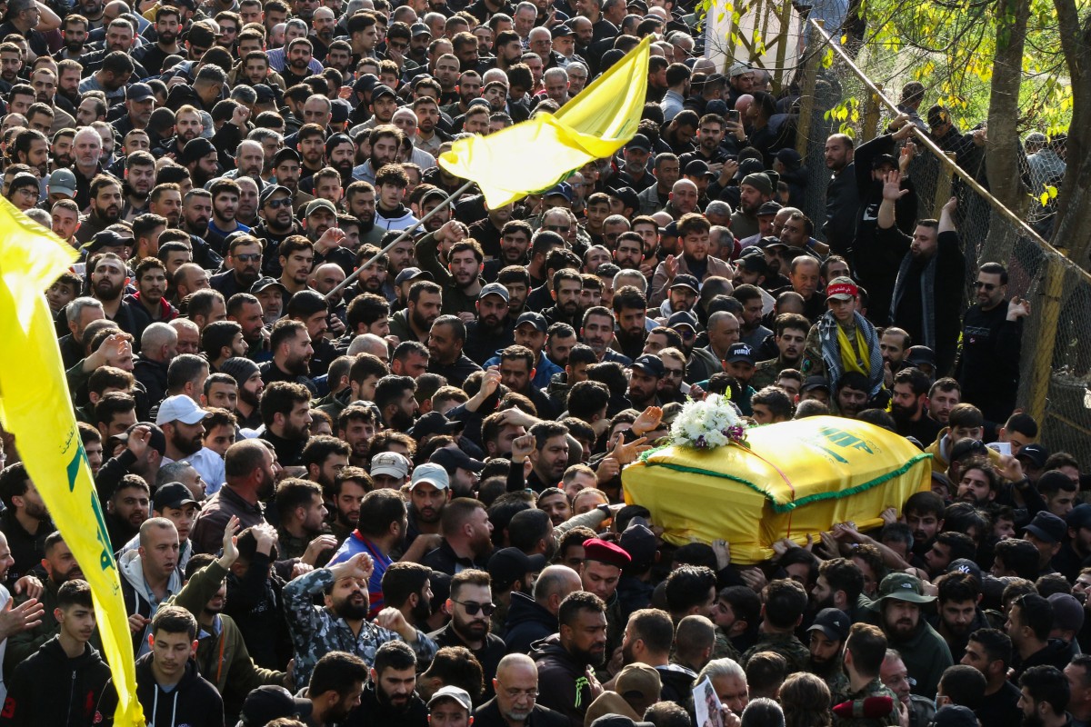 Des combattants et des sympathisants du Hezbollah assistent aux funérailles du commandant militaire du Hezbollah Wissam Tawil, également connu sous le nom de Jawad, dans sa ville natale de Khirbet Selm, au sud de Beyrouth, le 9 janvier 2024. (Photo par Mahmoud Zayyat AFP)