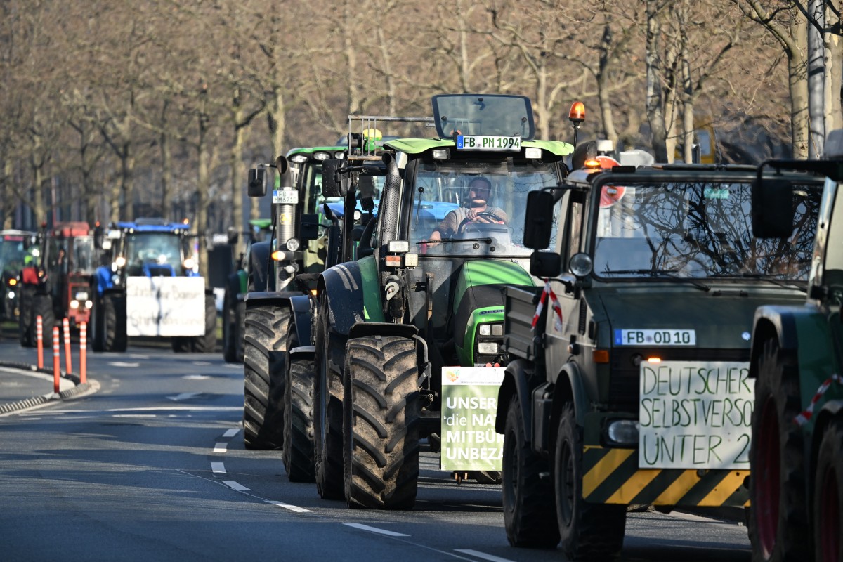 Des agriculteurs manifestent contre les projets du gouvernement visant à supprimer les subventions fiscales sur le diesel pour les véhicules agricoles à Francfort, dans l'ouest de l'Allemagne, le 11 janvier 2024 (Photo de Kirill Kudryavtsev AFP)