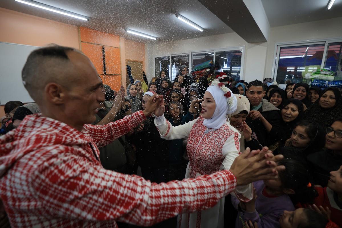 Gaza: Dans une école de Rafah, un mariage pour célébrer «la vie malgré la mort»