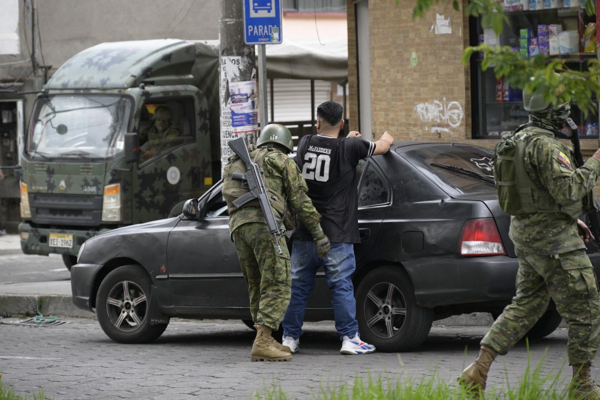 Un membre de l'armée interpelle un homme dans une rue de la zone Ciudadela del Ejercito, dans le sud de Quito, le 13 janvier 2024, alors que l'Équateur est en "état d'urgence" depuis l'évasion de prison de l'un des plus puissants narcotrafiquants du pays. (Photo Stringer AFP)