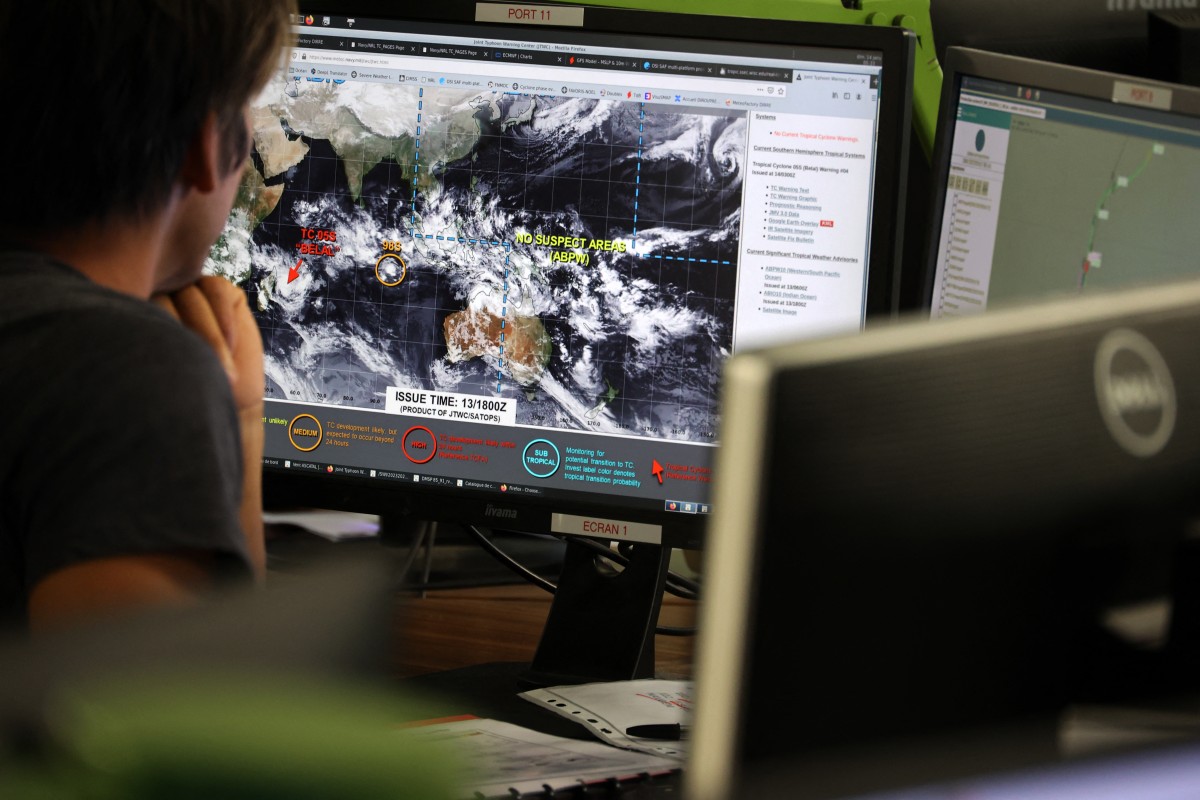 Dans les locaux de Météo France, un météorologue observe l’approche du cyclone Belal, à Saint-Denis, sur l'île de La Réunion, dans l'océan Indien, le 14 janvier 2024. (Photo par Richard Bouhet AFP)