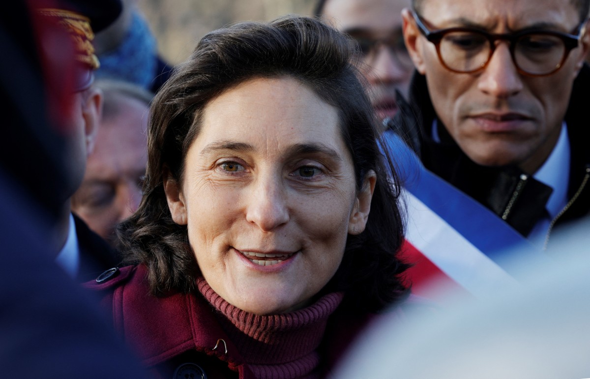 La ministre Oudéa-Castéra tente d'éteindre la polémique et se rendra à l'école publique Littré