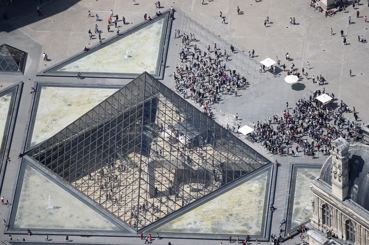 Au Louvre, les touristes pas refroidis par la hausse du prix du billet