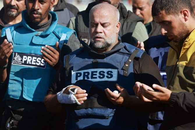 Un journaliste d’Al-Jazira reprend son travail un jour après l’enterrement de son fils tué par une frappe israélienne