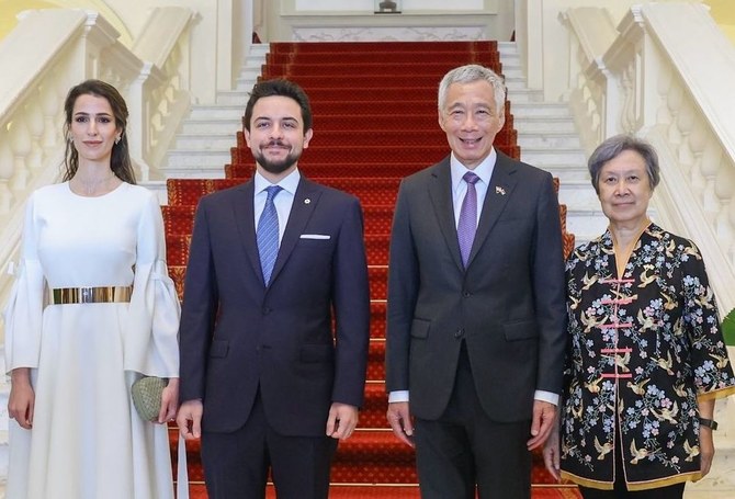 La princesse Rajwa apparaît en robe blanche Roksanda Ilincic lors de son deuxième jour à Singapour