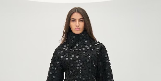 Le mannequin saoudien Amira al-Zouhair défile pour la Maison Alaïa à Paris