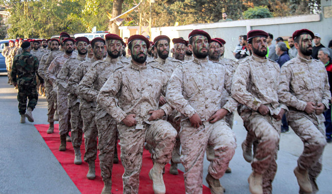 Des combattants du mouvement chiite libanais Hezbollah lors d’un défilé militaire commémorant la «Journée du martyr», dans la ville de Baalbek, dans l’est de la vallée de la Bekaa, au Liban. (Photo, AFP)